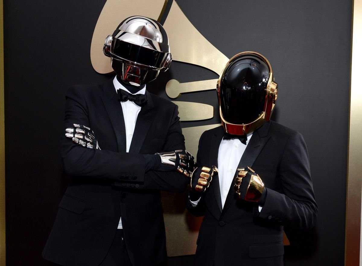 Les fans de la NFL ont-ils repéré le duo de musique légendaire Daft Punk lors du match Dolphins vs. Saints de MNF ?