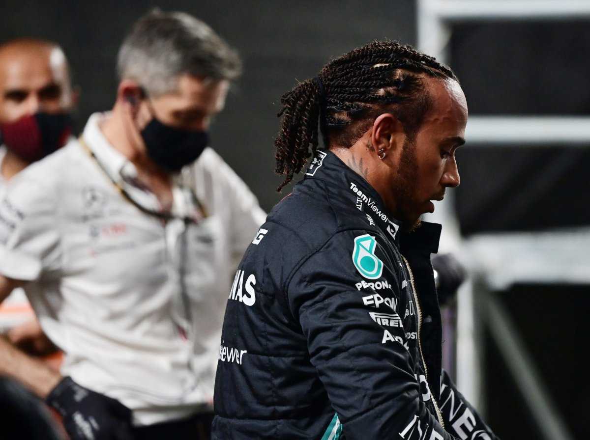 Lewis Hamilton interroge le directeur de Mercedes F1 lors du GP d'Arabie saoudite