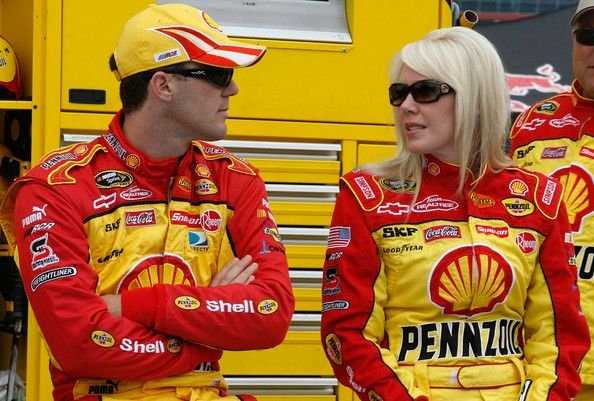 Pourquoi la femme de Kevin Harvick, DeLana Harvick, porte-t-elle une combinaison de feu sur la piste de course alors qu'elle n'est pas pilote de NASCAR ?