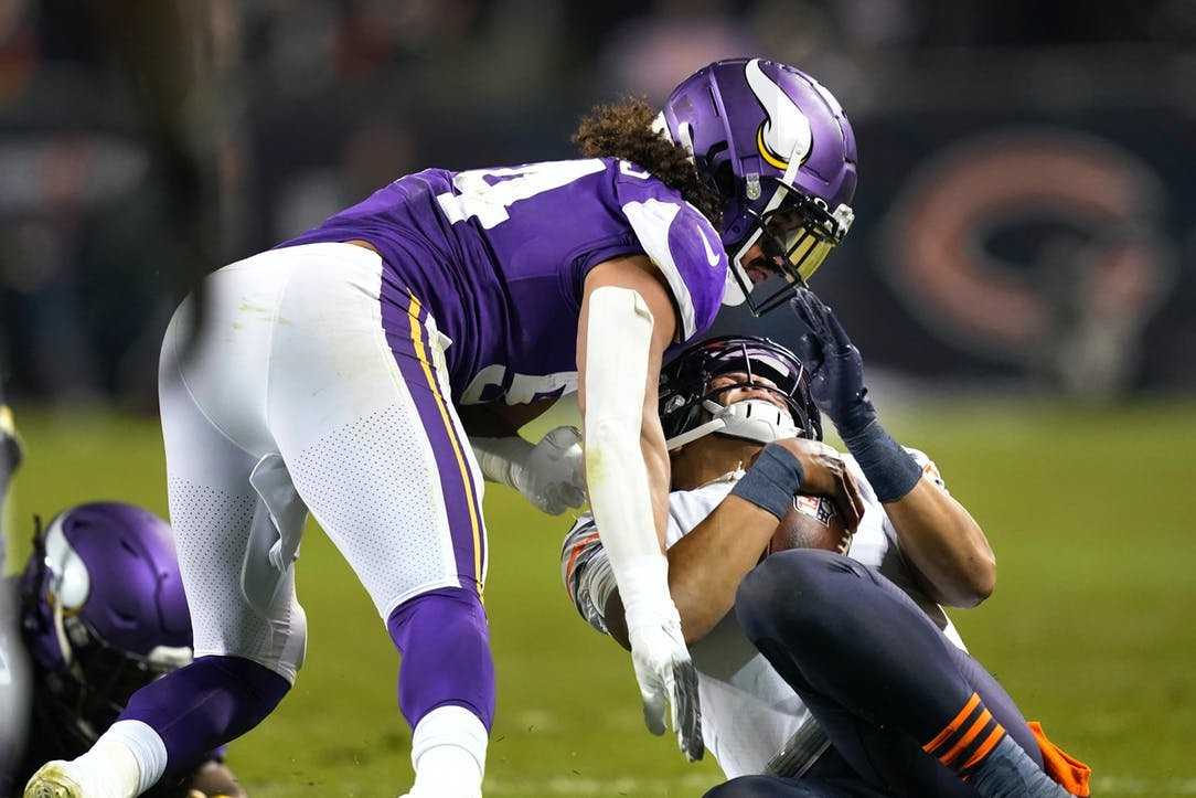 REGARDER: Chicago Bears QB Justin Fields survit à une collision brutale casque à casque avec un joueur des Vikings