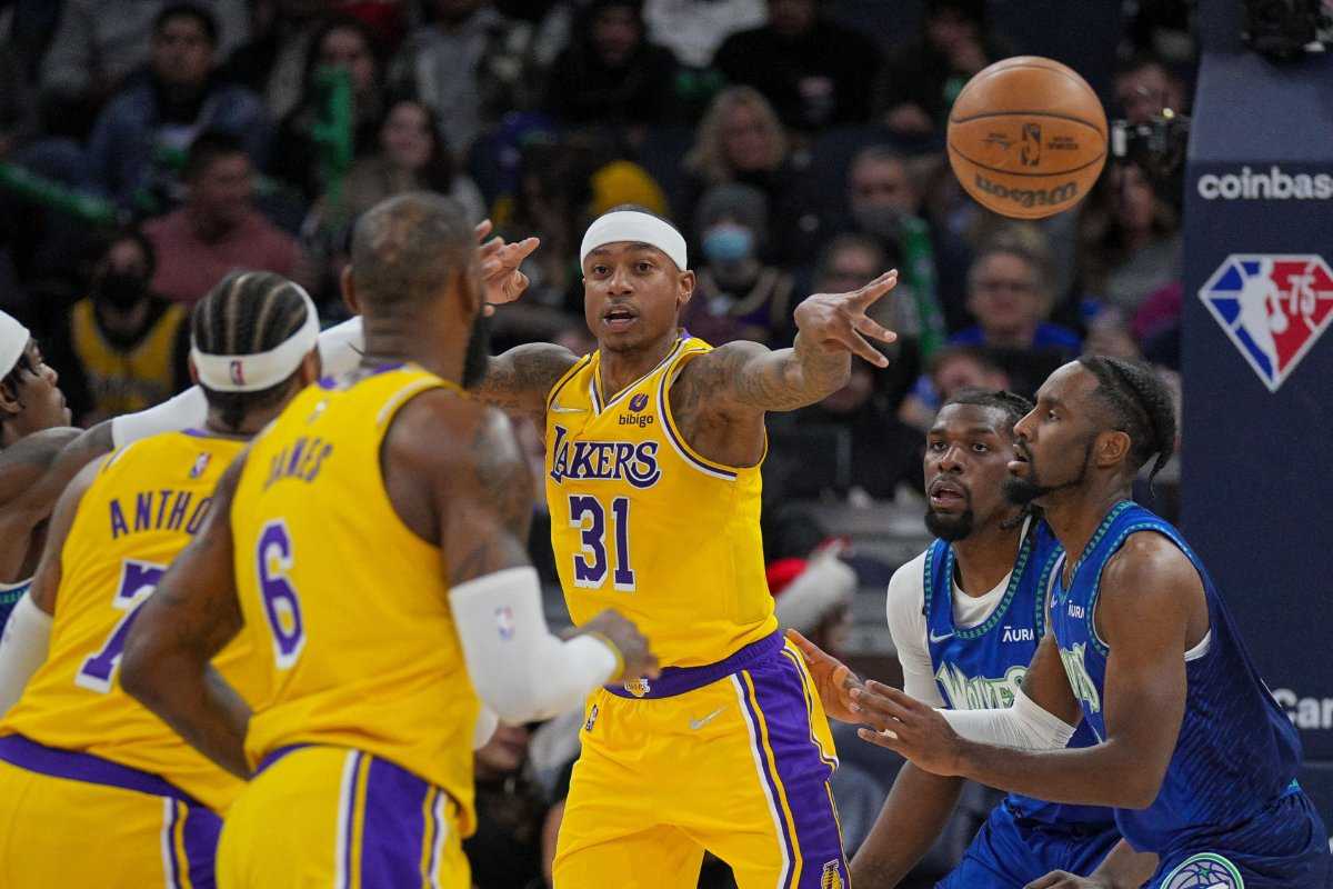REGARDER: Isaiah Thomas des Lakers se bat avec un joueur sensiblement plus grand après avoir été touché au visage