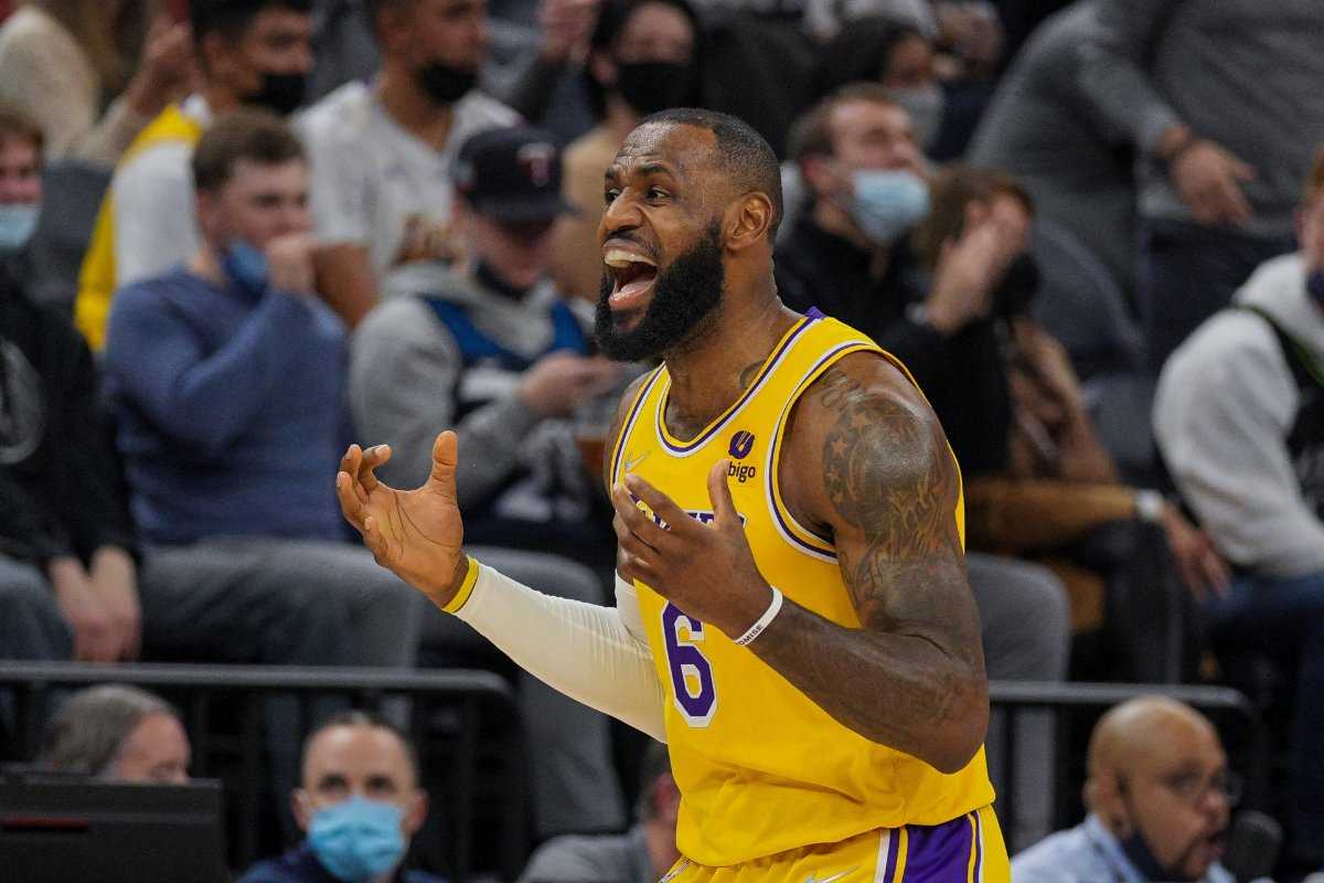 REGARDER: LeBron James visiblement frustré alors qu'il répond à des questions difficiles après la quatrième défaite consécutive des Lakers