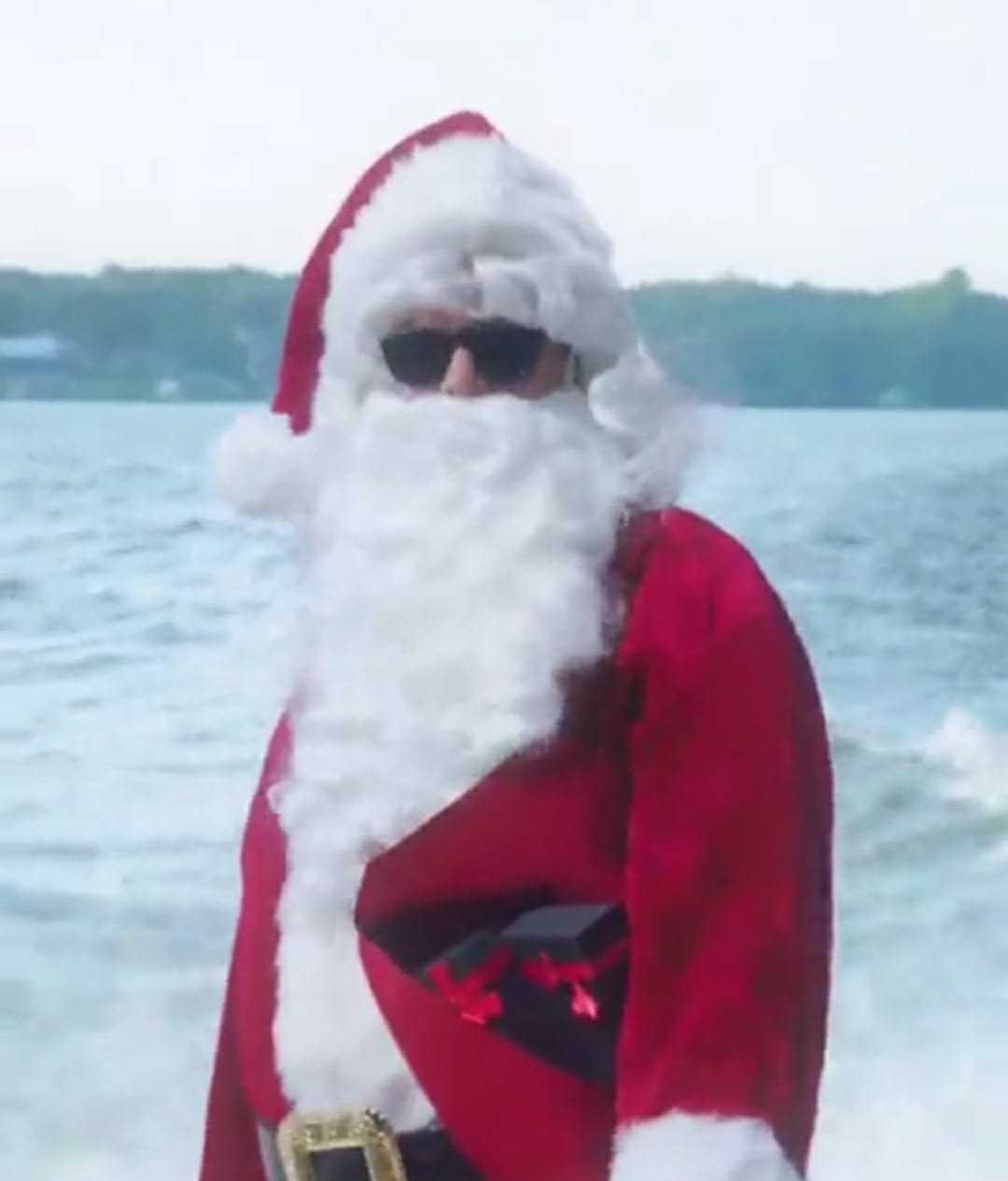 REGARDER: Tom Brady enfile une tenue de père Noël pour une bonne cause