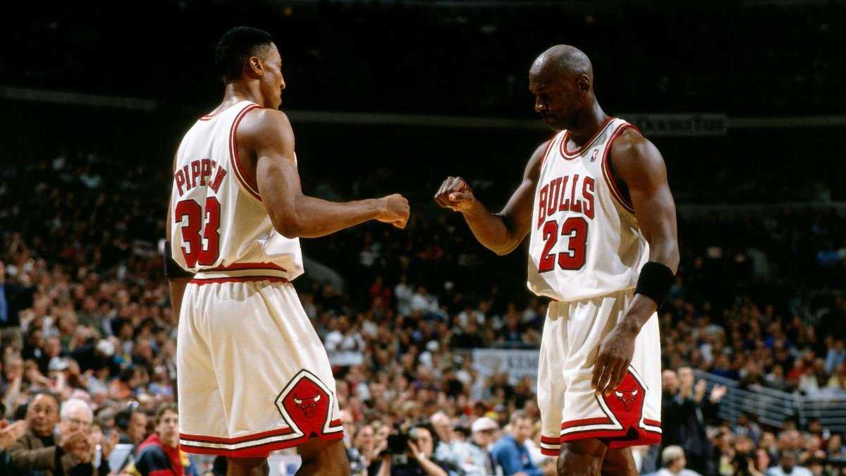 Scottie Pippen sur Michael Jordan : « Peut-être que le sport était trop petit pour nos gros ego, il me voyait comme son acolyte.  Dieu, j'ai détesté ce terme et être appelé Robin à son Batman '
