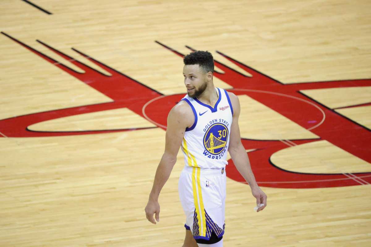 Stephen Curry a une fois réagi au fait que Chris Paul l'ait fait sortir de l'entraînement pendant les séries éliminatoires de la NBA : « Kick Me Off The Court Again Boy ! »