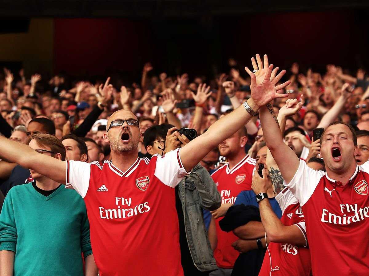 "Absolument volé!": Les fans d'Arsenal furieux après la défaite de dernière minute contre Manchester City