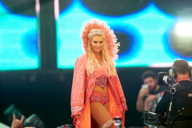 Charlotte Flair fait taire les légendes de la WWE Mickie James et Nikki Bella dans son style arrogant
