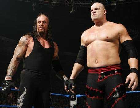 Jim Ross révèle comment le maire Glenn Jacobs est devenu le frère Kane de l'Undertaker à la WWE : "Nous devions juste trouver le bon endroit pour lui de manière créative"