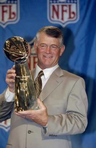 La légende de la NFL et le joueur vainqueur du Super Bowl et HC Dan Reeves décèdent à 77 ans