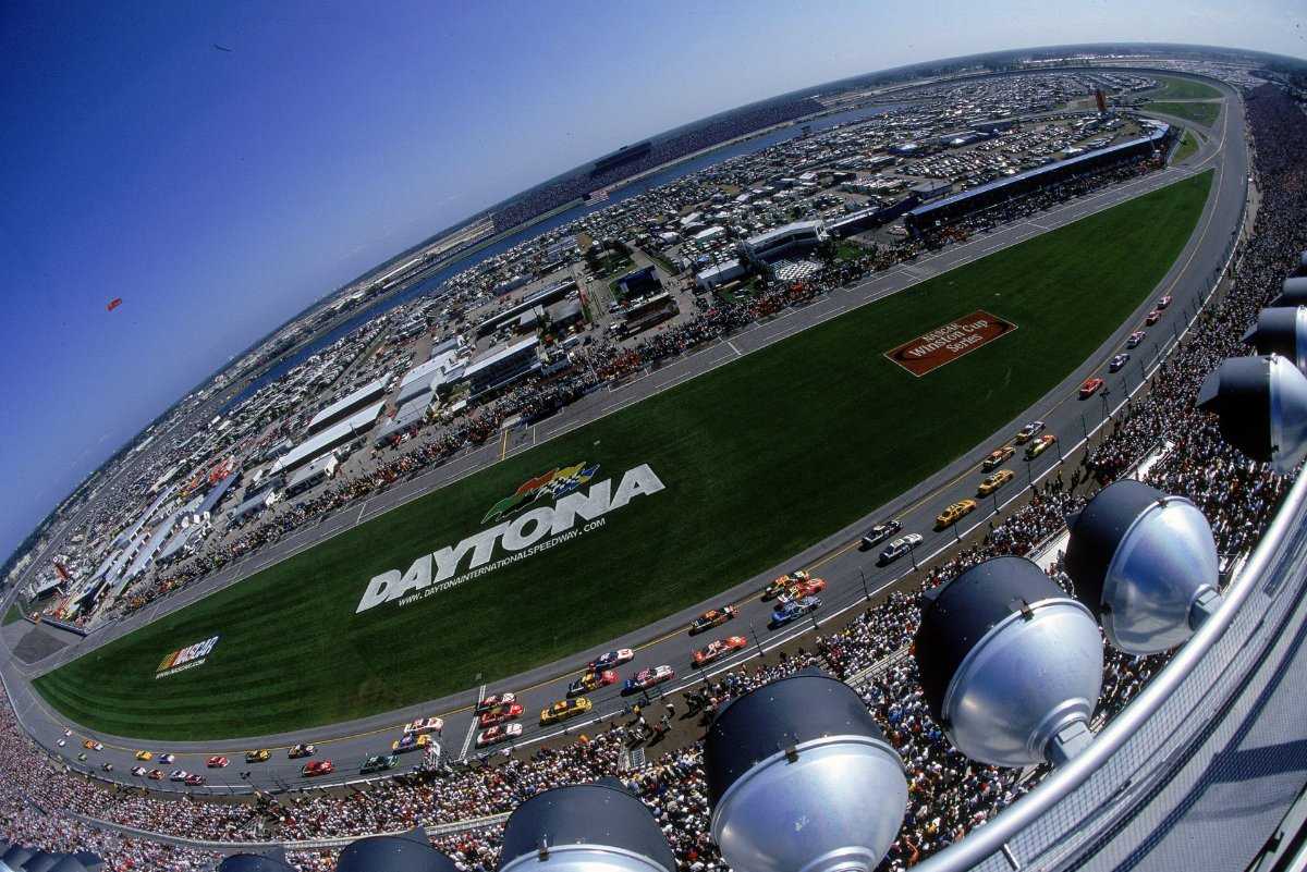 Le coéquipier de Jimmie Johnson, Kamui Kobayashi, nommé propriétaire du Daytona International Speedway dans une farce hilarante