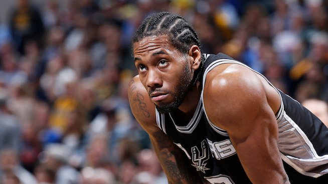 L'émotionnel Kawhi Leonard fait l'éloge de Tim Duncan et des Spurs : "Ces gars, ils m'ont montré comment gagner en NBA"
