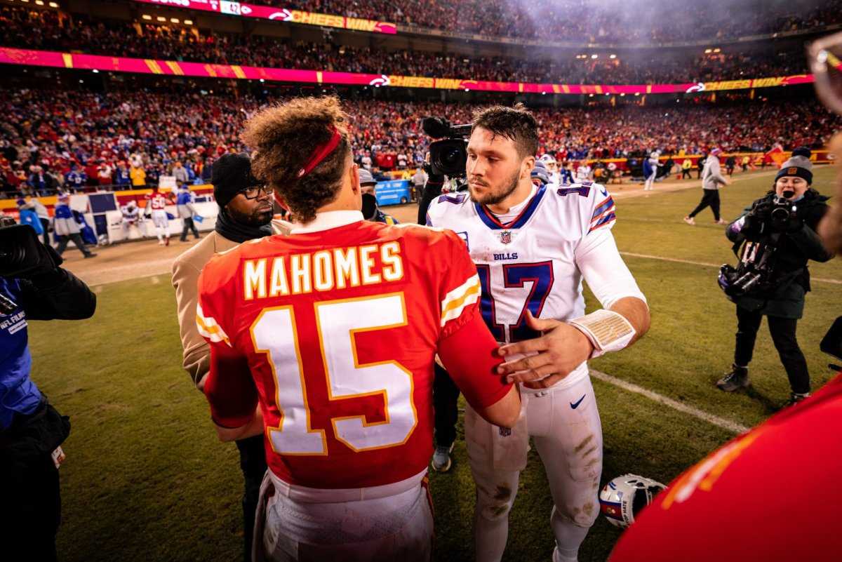 'Mahomes vs Allen est le nouveau Brady vs Manning': Meilleures réactions au candidat au jeu insensé de l'année entre Chiefs et Bills