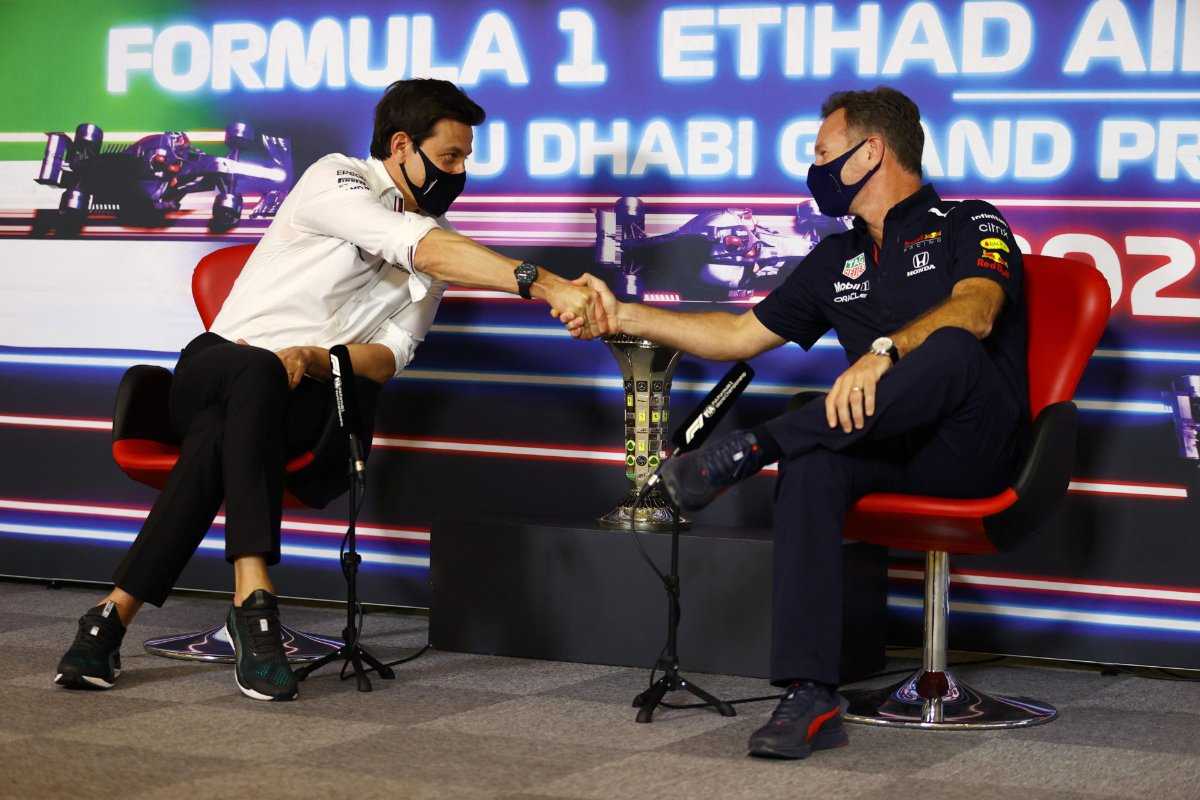 "Nous ne sauvons pas des vies" - Le patron de Red Bull F1 confirme sa tentative de serrer la main de Toto Wolff à Abu Dhabi