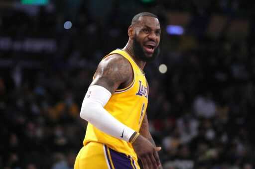 “Pouvez-vous même imaginer Kobe faire quelque chose comme ça?”: Les fans des Lakers sont déconcertés après que LeBron James ait refusé de contester Tip Off contre Kings