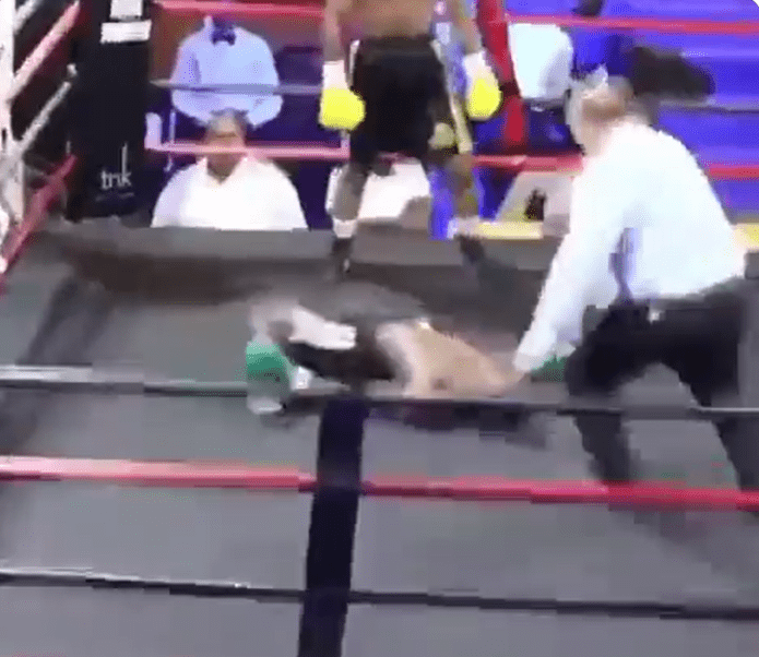 REGARDER: Le corps d'un boxeur se plie en deux après que l'adversaire a atterri un crochet gauche mortel