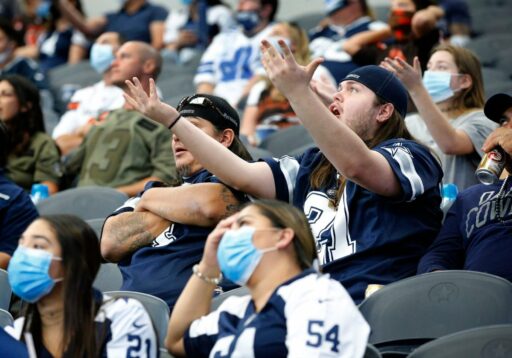 REGARDER: Les fans des Cowboys de Dallas saupoudrent leur propre équipe de débris après une élimination humiliante en séries éliminatoires