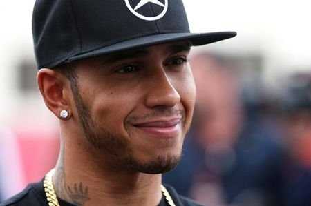REGARDER: Quand Lewis Hamilton a flirté avec le danger après avoir vaporisé du champagne sur l’un des hommes les plus puissants du monde