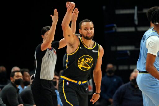 REGARDER: Un simple geste de Stephen Curry laisse le fan des Warriors en larmes