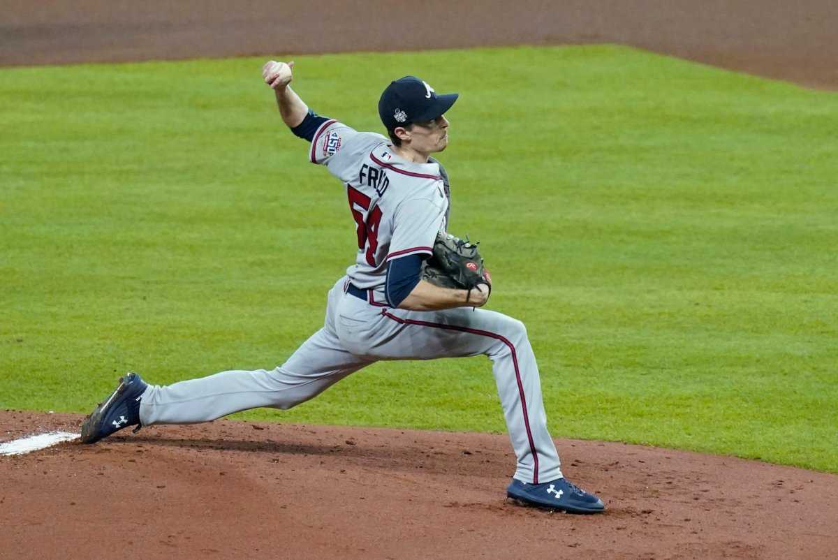 Regardez: Le lanceur des Braves d'Atlanta, Max Fried, démontre sa technique unique de balle courbe