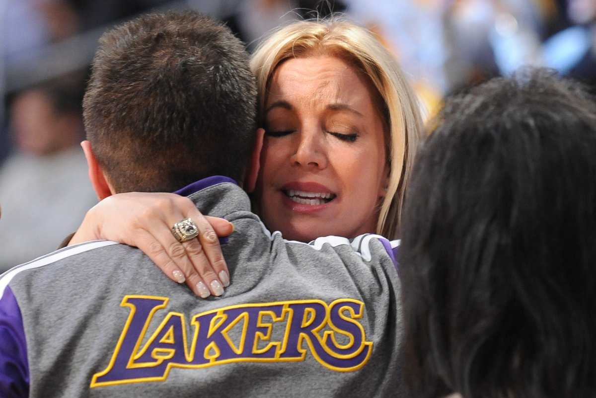 VIDÉO : des images rares de la propriétaire Jeanie Buss du match des Lakers contre les rois fournissent une mise à jour importante sur la prochaine signature