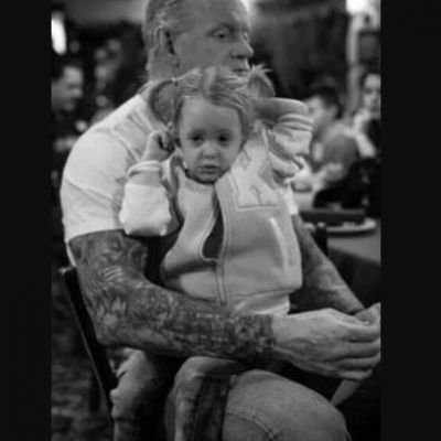 "Elle participera à l'événement principal WrestleMania 60": une adorable photo montre l'entrepreneur enseignant à sa fille un mouvement de lutte emblématique