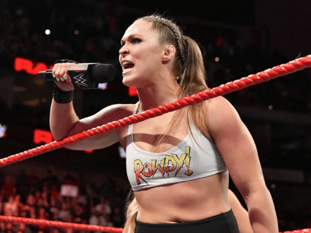 "Jokes on You B ** ches": Ronda Rousey tire sur Charlotte Flair et l'officiel de la WWE alors que la rivalité devient personnelle