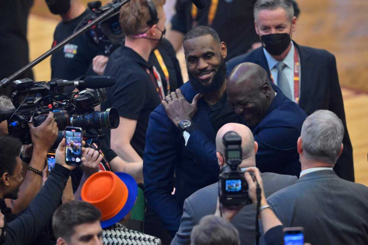 Les fans en larmes alors que LeBron James et Michael Jordan s'embrassent dans un beau moment au NBA All-Star Game