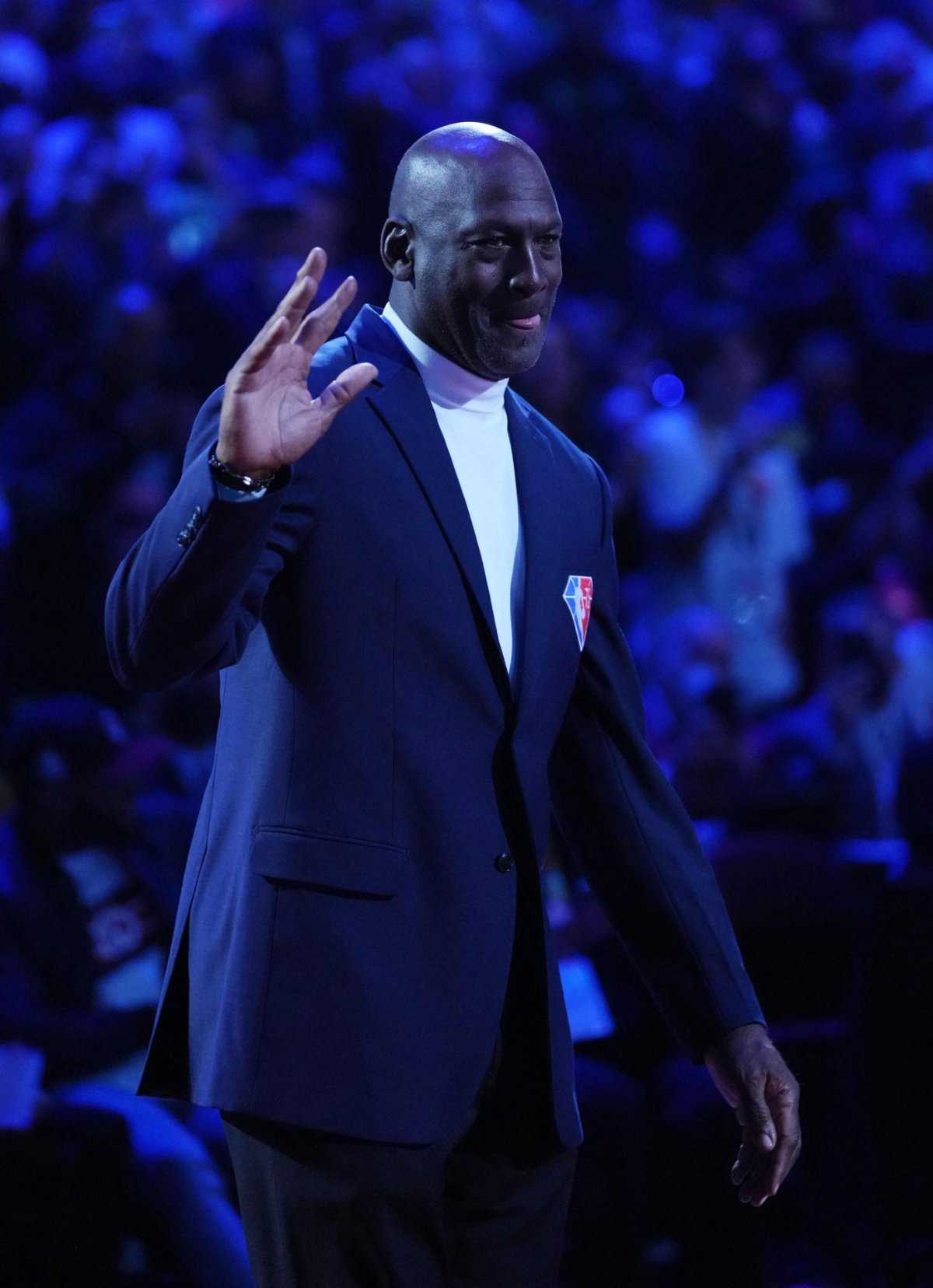 Les fans réagissent à la photo virale de Bulls Legend montrant l'impressionnant Balmain Fit du chanteur au NBA All Star Game