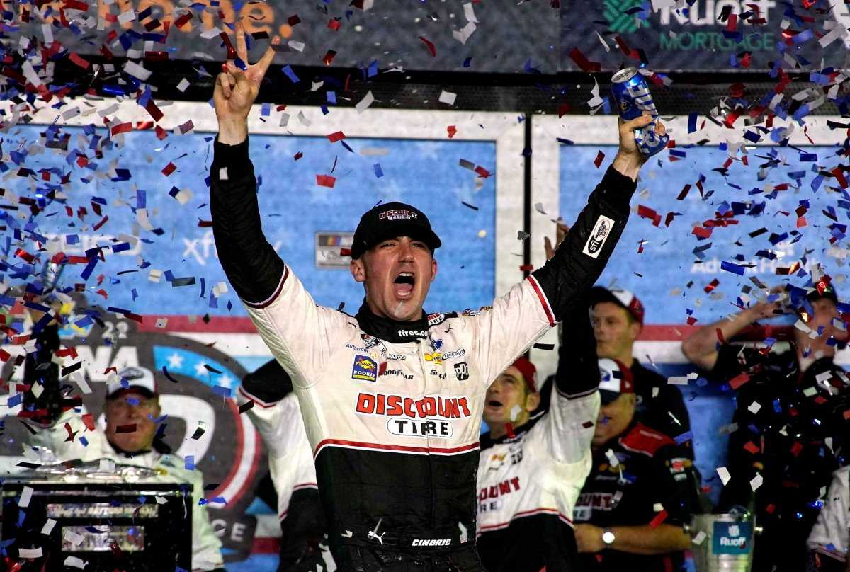 REGARDER: Austin Cindric, vainqueur du Daytona 500, change la tradition NASCAR pour une raison hilarante