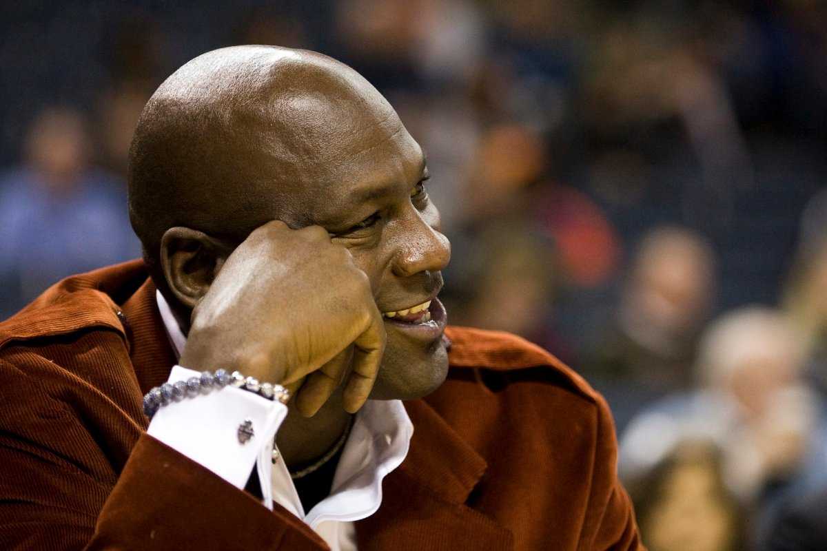 REGARDER: Michael Jordan, 59 ans, défie Magic Johnson, 62 ans, à un match en tête-à-tête dans un moment emblématique au NBA All-Star Game