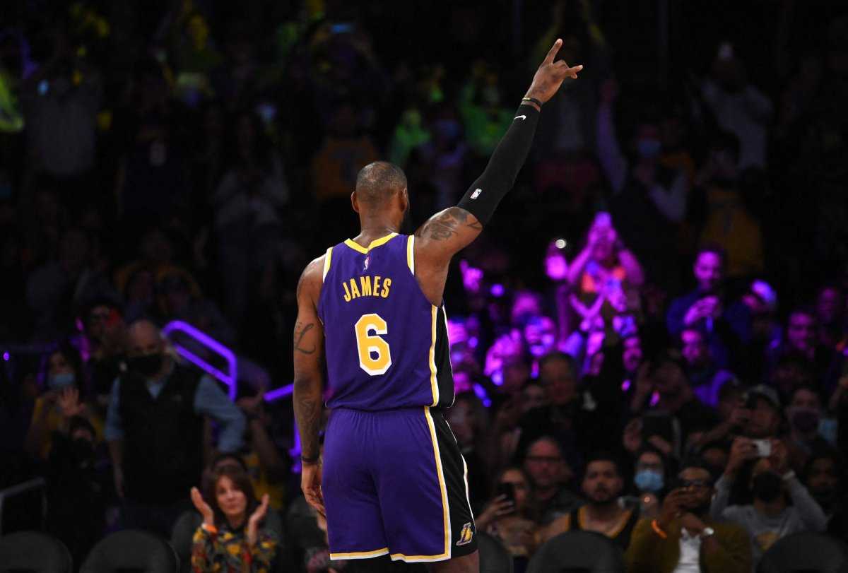 Shams Charania, initié réputé de la NBA, met fin aux spéculations sur le départ de LeBron James des Lakers et son retour aux Cavs