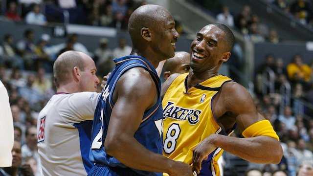 "Kobe a passé le flambeau à LeBron": le moment emblématique de Michael Jordan et Kobe Bryant d'il y a 19 ans résonne toujours parmi les fans de la NBA