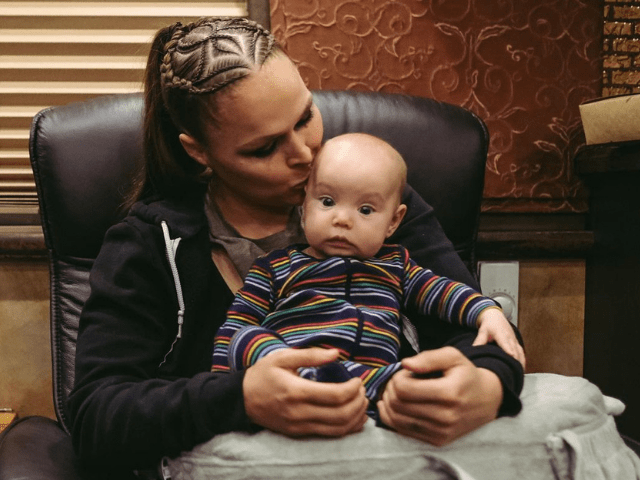 REGARDER: Ronda Rousey donne des objectifs majeurs aux mères du monde entier