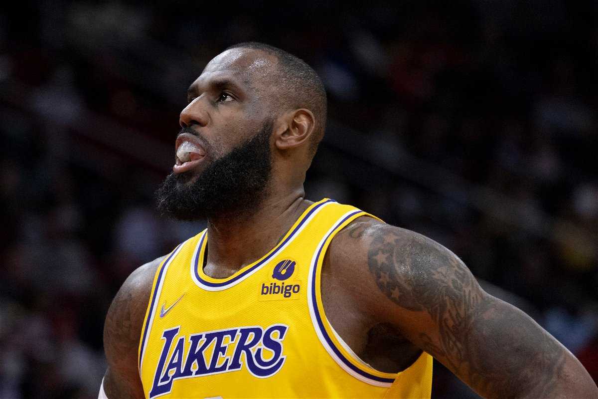 "Annulez simplement le reste de la saison": NBA World éclate alors que les Lakers de LeBron James subissent un autre coup dur pour leurs espoirs de jouer