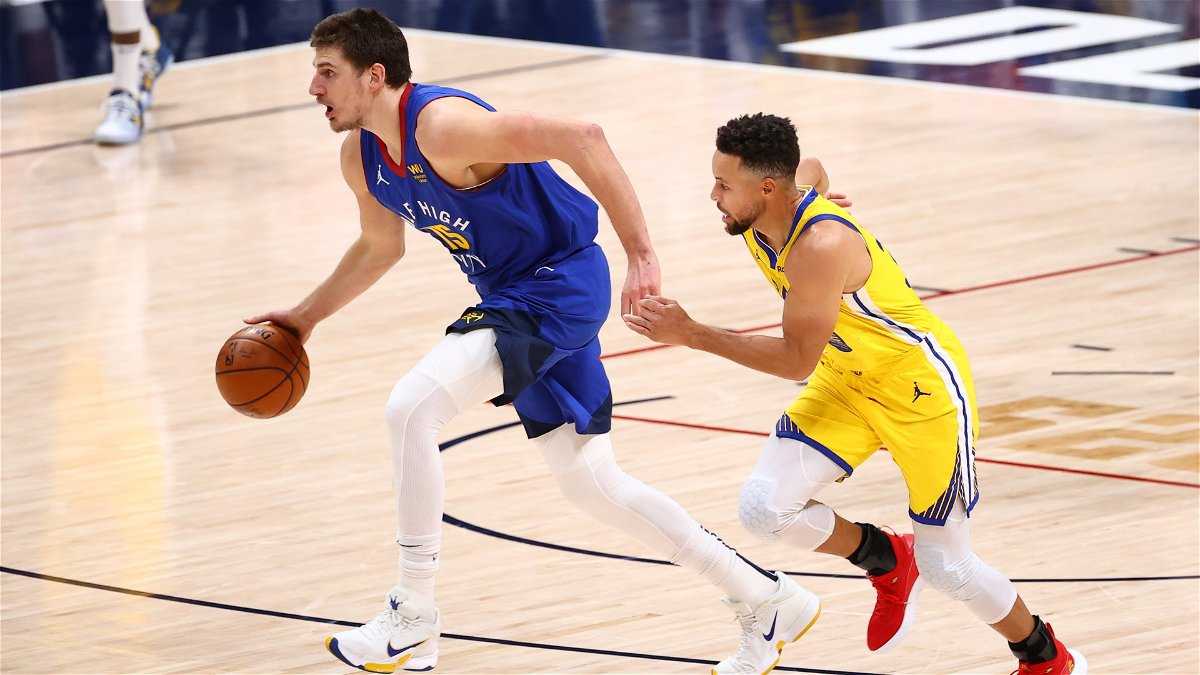 "Imaginez si Stephen Curry souffle cette avance": les pépites de Nikola Jokic "passent au deuxième tour" mènent au chaos de la NBA sur Twitter