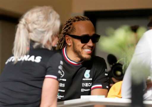 Lewis Hamilton répond aux questions brûlantes des fans sur sa beauté saisissante