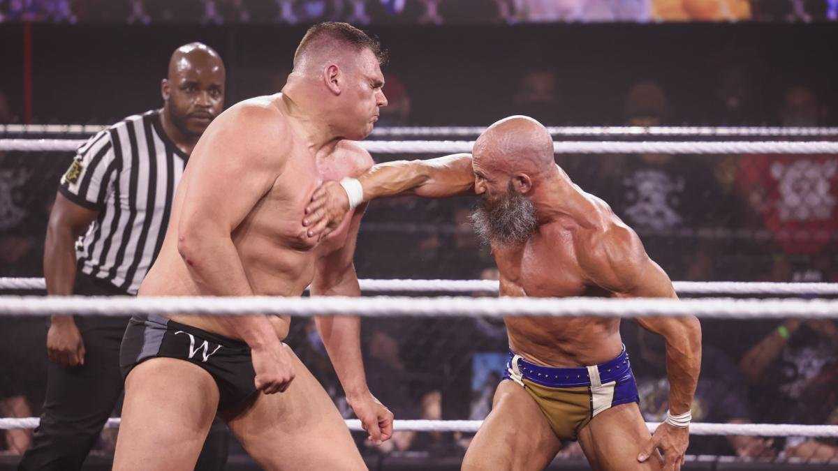 "L'homme qui détrône Roman sur toute la ligne": les fans de la WWE réagissent alors que deux superstars de la WWE de haut niveau font leurs débuts à SmackDown