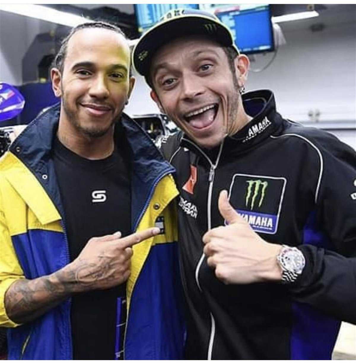 REGARDER: La légende du MotoGP Valentino Rossi refuse hilarante l'invitation F1 de Lewis Hamilton