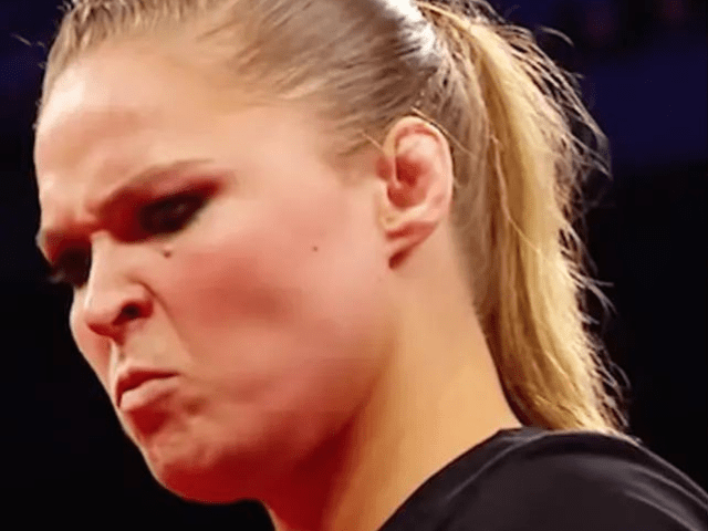 REGARDER: Ronda Rousey goûte un pet