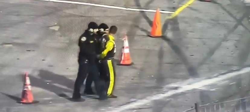 "Ty Gibbs l'a fait la nuit dernière et il n'a pas été arrêté" - Les fans de NASCAR réagissent alors que Ugly Brawl entraîne l'escorte du conducteur par la police