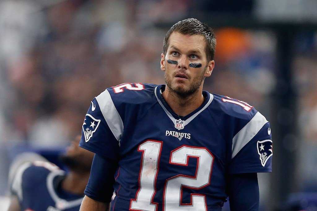 Bill Burr, un fan hardcore de la Nouvelle-Angleterre, a rôti Tom Brady pour son âge : « On aurait dit que quelqu'un avait jeté un cadavre hors d'une voiture »