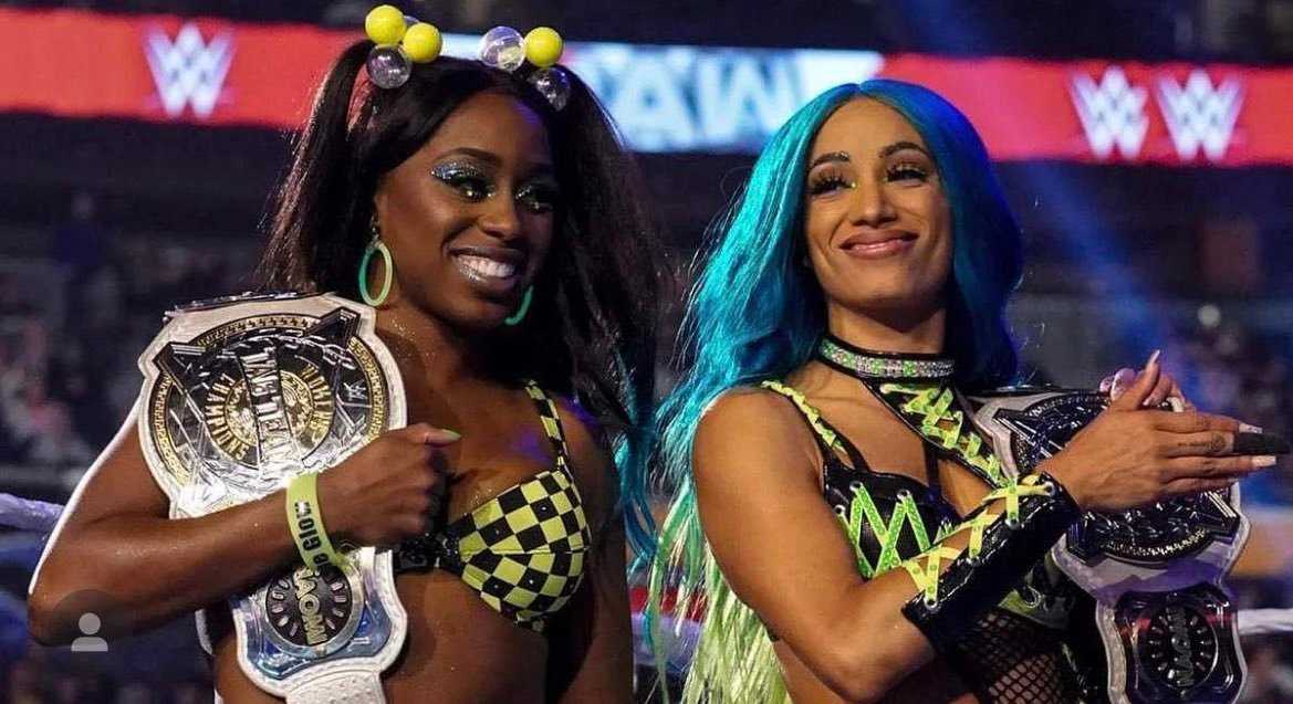 "Brock a jeté un titre à Vince": les fans de la WWE prennent d'assaut Twitter après que Sasha Banks et Naomi aient été suspendus pour être sortis de Raw