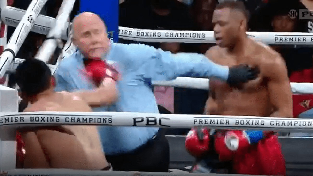 "Cet homme a un menton de fer" - Les fans de boxe réagissent au coup de poing de l'arbitre lors du co-événement principal de David Benavidez contre David Lemieux