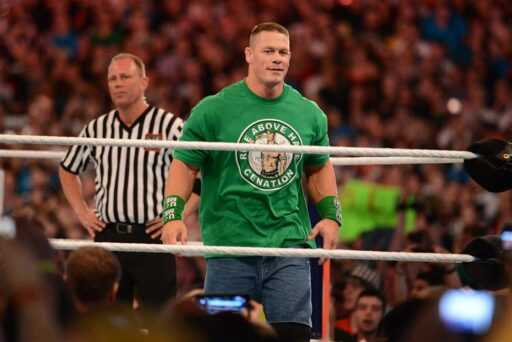 John Cena révèle de manière cryptique son équipe de football préférée après avoir assisté à un match de Premier League en Angleterre