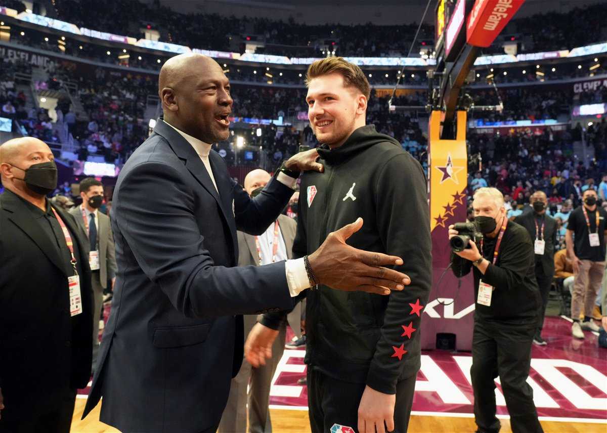 "Jordan est vraiment le Zeus du basket": les fans deviennent gagas alors que Luka Doncic rejoint le record d'élite de Michael Jordan et Wilt Chamberlain dans les éliminatoires de la NBA