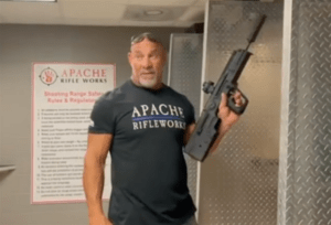 La légende de la WWE Goldberg ajoute un autre pistolet impressionnant à son arsenal