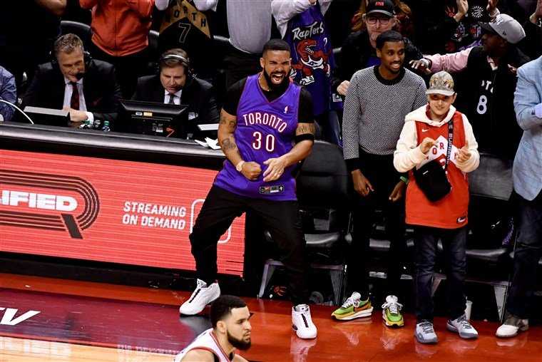 Le fan des Raptors, Drake, est resté impressionné après que son fils Adonis ait tiré 4 sur 5 enfilant le maillot de Toronto: "Vous êtes en espèces en ce moment"