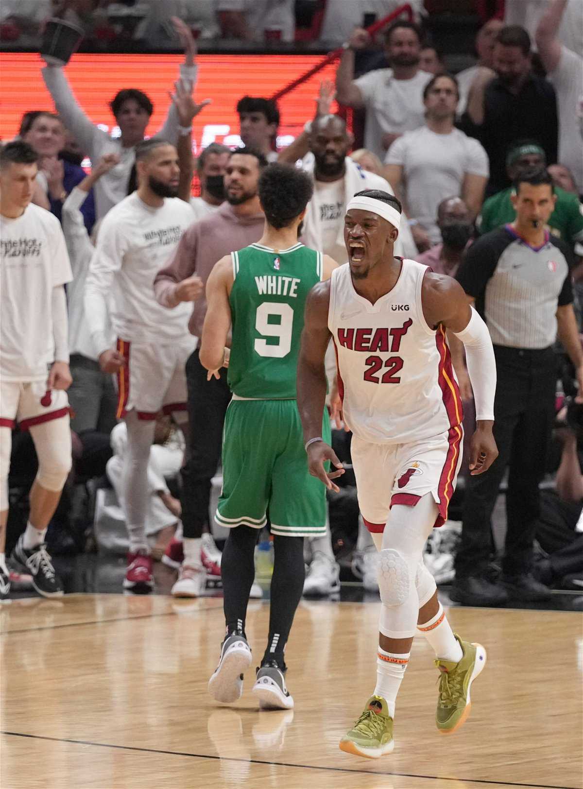 "Miami Are Done": Heartbreak pour les fans de Heat alors que Jimmy Butler est mis à l'écart en milieu de match avec une blessure au genou contre les Celtics de Jayson Tatum