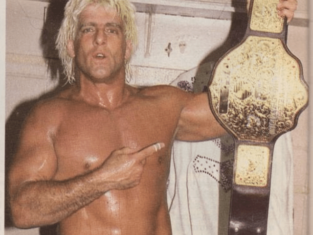 Ric Flair était absolument méconnaissable avant son accident d'avion presque fatal ;  La légende de la WWE partage une photo rare