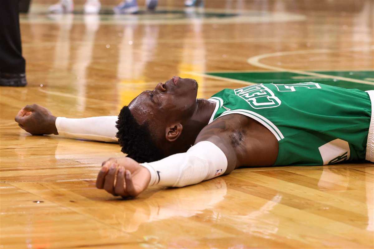 Une erreur de 84 millions de dollars d'une star oubliée de la NBA appelée par les fans alors qu'il se fait tatouer les Celtics sur sa jambe